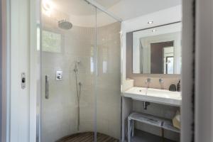 un baño con ducha y lavabo en Villa Talia 4 by Massimo Villas, en Cefalú