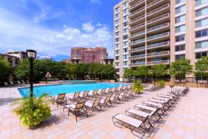 Piscina a Prime Location! 2BR Apartment in Crystal City o a prop