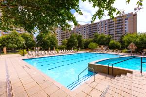Piscina a Prime Location! 2BR Apartment in Crystal City o a prop