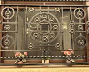 a window with some flowers in a room at El Refugio de Casa Nieves in Villahermosa del Río