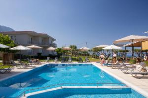 Bazén v ubytování Hotel Filoxenia Paleros nebo v jeho okolí