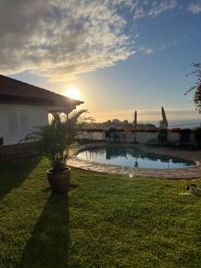 basen w ogrodzie z zachodem słońca w tle w obiekcie Casa Janni with heated private pool w Puerto de la Cruz +33 zdjęcia