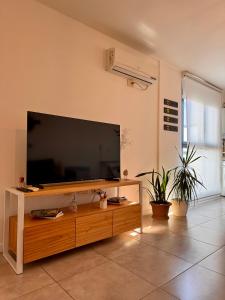 Μια τηλεόραση ή/και κέντρο ψυχαγωγίας στο PRISMA CUARENTA