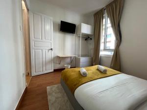 a bedroom with a large bed and a window at Matiko habitaciones in Bilbao +4 photos