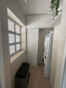 a laundry room with a washing machine and a window at Apartamento Recién reformado en EL TOYO in Retamar