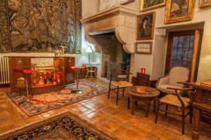 sala de estar con chimenea, mesa y sillas en Palacio Chaves Hotel, en Trujillo