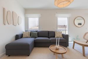 un soggiorno con un divano blu e un tavolo di Peniche Hideout a Peniche