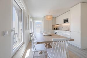 una cucina e una sala da pranzo con tavolo e sedie di Peniche Hideout a Peniche Altre 291 foto