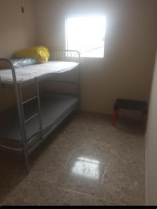a small room with a bunk bed and a window at Rio das Ostras casa da Praia in Rio das Ostras
