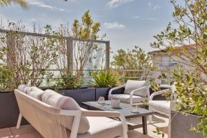 a patio with chairs and a table on a balcony at Magnifique Rooftop a Antibes 4 chambres in Antibes