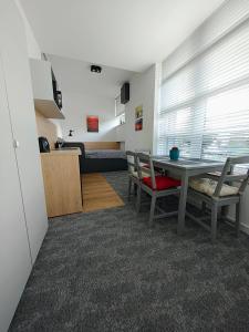 ブィドゴシュチュにあるRB Rooms&Apartmentsの部屋の中にテーブルと椅子があるダイニングルーム