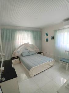 Postel nebo postele na pokoji v ubytování Cozy flat in Nea Makri