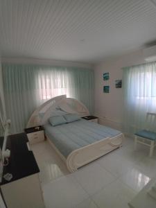 Postel nebo postele na pokoji v ubytování Cozy flat in Nea Makri