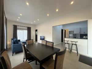 TV a/nebo společenská místnost v ubytování Bauhinia 21 Apartments