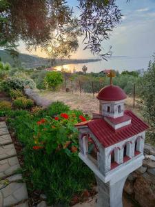 Gambar di galeri bagi Μαγευτική θέα στην θάλασσα di Loukísia