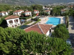 Una vista aérea de un complejo turístico con piscina. en The Villages, C3 Suite Apart , Havuz, Barbeku, Balkon Teras, en Ölüdeniz