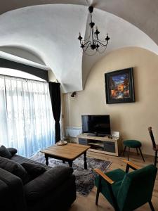 コシツェにあるJÖ apartmán, Mäsiarska , Súkromné parkovanieのソファとテーブルのあるリビングルーム
