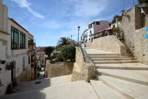 Un grupo de escaleras en una ciudad con edificios. en Modern CasaTuris Apartment with Castle Views A131, en Alicante