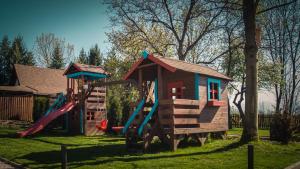 Plac zabaw dla dzieci w obiekcie Apartamenty Komarno 46 Jacuzzi&Sauna