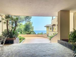 Un patio vacío con vista al océano. en Roses House, en Arenzano 11 fotos más