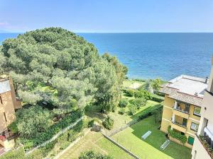 una vista aérea de una casa y del océano en Roses House, en Arenzano