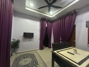 Телевизор и/или развлекательный центр в mini homestay jasa rajin