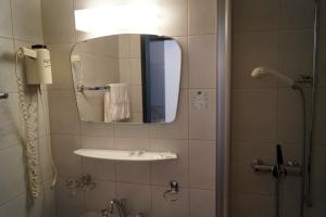 Koupelna v ubytování Hotel Victoria + 27 fotografií