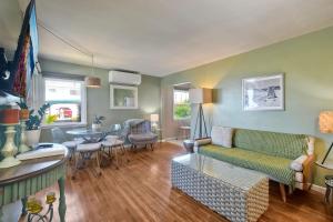 un salon avec un canapé et une table dans l'établissement Walk 2 Beach, EV Charger, Outdoor Dining, 2 Units, à Carlsbad