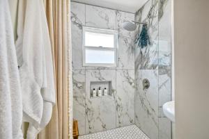 une salle de bain avec douche et lavabo dans l'établissement Walk 2 Beach, EV Charger, Outdoor Dining, 2 Units, à Carlsbad 75 autres photos