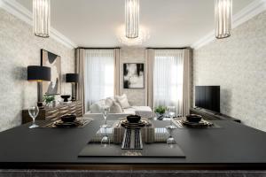 Luxury Old Town Apartment With Private Jacuzzi في إدنبرة: تقديم غرفة معيشة مع طاولة و أريكة