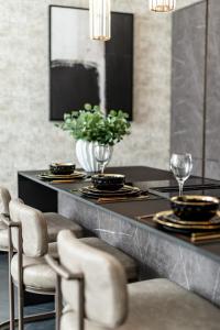 Luxury Old Town Apartment With Private Jacuzzi في إدنبرة: غرفة طعام مع طاولة وكراسي سوداء +17 صورة