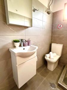 Bilik mandi di Legros Suites +6 gambar
