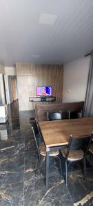 a conference room with a wooden table and chairs at Rancho na Represa in Carlópolis