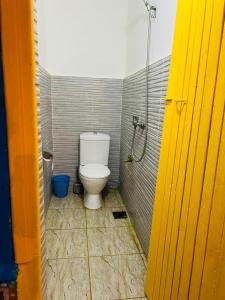 een badkamer met een toilet in een douchecabine bij Tamri Dar Taous in Tamri +17 foto's