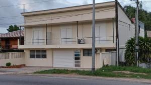 Appartement SOLEIL في كايان: بيت ابيض مع بلكونه على شارع