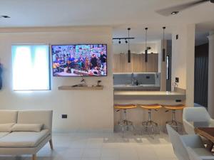 un soggiorno con un divano e una TV a parete di Ka 3 Merida a Mérida