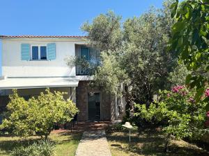 una casa con alberi e cespugli davanti di Villa My Sunshine Star a Murter