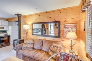 Η κουζίνα ή μικρή κουζίνα στο Lake Pleasant Cabin on 3 Acres with Private Beach!