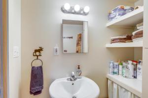 Ένα μπάνιο στο Lake Pleasant Cabin on 3 Acres with Private Beach! +25 φωτογραφίες