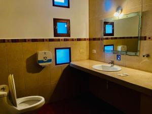 Koupelna v ubytování Hotel PrincesaToa + 37 fotografií