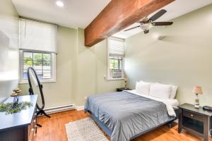 Postel nebo postele na pokoji v ubytování Cozy Sawyer Apartment - 2 Mi to Warren Dunes Park!