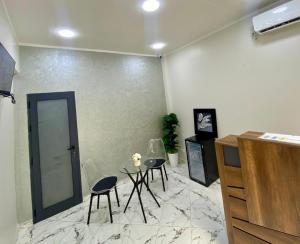 a room with chairs and a table and a counter at Family Lounge in Alger