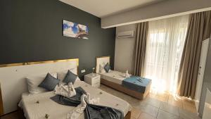 Postel nebo postele na pokoji v ubytování MOONBOW BEACH HOTEL