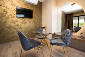 Ein Sitzbereich in der Unterkunft VSG Resort - Apartments 200m from Beach, Pool, Sauna & Jacuzzi