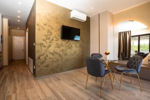 TV/Unterhaltungsangebot in der Unterkunft VSG Resort - Apartments 200m from Beach, Pool, Sauna & Jacuzzi