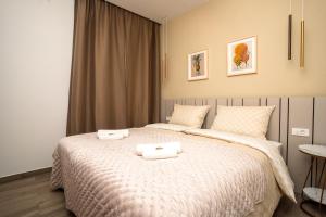 Ein Bett oder Betten in einem Zimmer der Unterkunft VSG Resort - Apartments 200m from Beach, Pool, Sauna & Jacuzzi