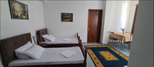 Letto o letti in una camera di Hotel Ardjan