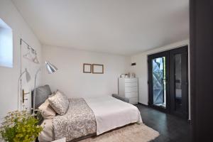 Postel nebo postele na pokoji v ubytování Sip & Sleep - A Vineyard Microhome Experience