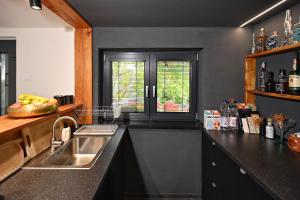 Kuchyň nebo kuchyňský kout v ubytování Sip & Sleep - A Vineyard Microhome Experience