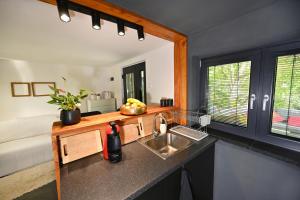 Kuchyň nebo kuchyňský kout v ubytování Sip & Sleep - A Vineyard Microhome Experience